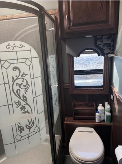 2009 Renegade Dual Slide Cascadia Coach, Lots of Sleeping, Side Isle Mid Bath Floor Plan, Loaded, Available Today - Image 15