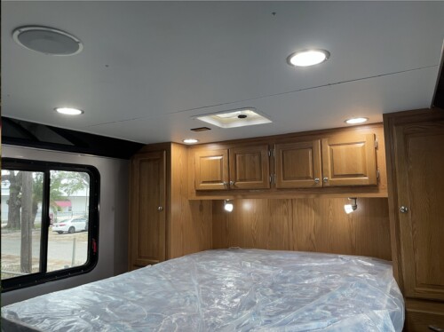 2023 Cargo Mate 44' Gooseneck W/Bathroom, Shower, Fridge, Microwave, A/C, Gas Heat, Generator, Trailer is Pristine. - Image 12