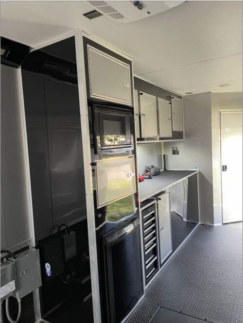 2023 Cargo Mate 44' Gooseneck W/Bathroom, Shower, Fridge, Microwave, A/C, Gas Heat, Generator, Trailer is Pristine. - Image 14