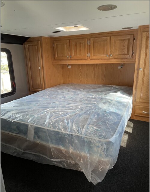 2023 Cargo Mate 44' Gooseneck W/Bathroom, Shower, Fridge, Microwave, A/C, Gas Heat, Generator, Trailer is Pristine. - Image 7